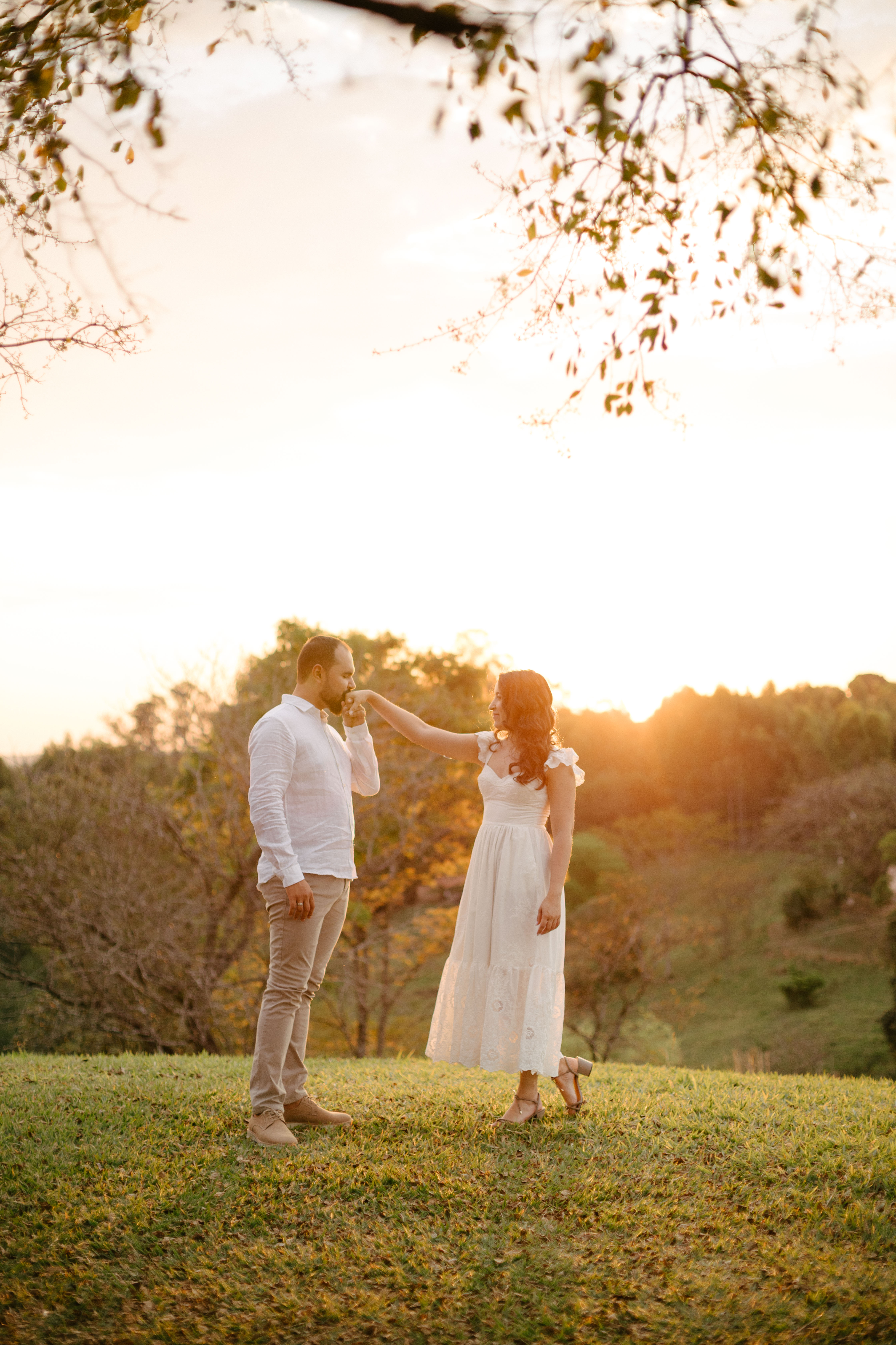Daniela e Wennder ao pôr do sol no campo